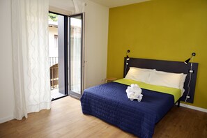 Ropa de cama hipoalergénica, colchones con pillow-top y escritorio 