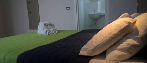 Kahden hengen romanttinen huone (yksi tai kaksi sänkyä), 1 makuuhuone | Allergiatestatut vuodevaatteet, pillowtop-patjalliset sängyt, työpöytä