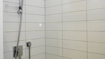 Chambre Romantique Double ou avec lits jumeaux, 1 chambre, balcon | Douche de la salle de bain