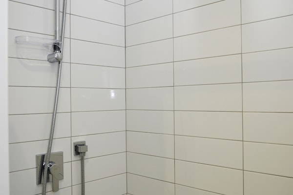 Chambre romantique double ou avec lits jumeaux, 1 chambre, balcon | Douche de la salle de bain