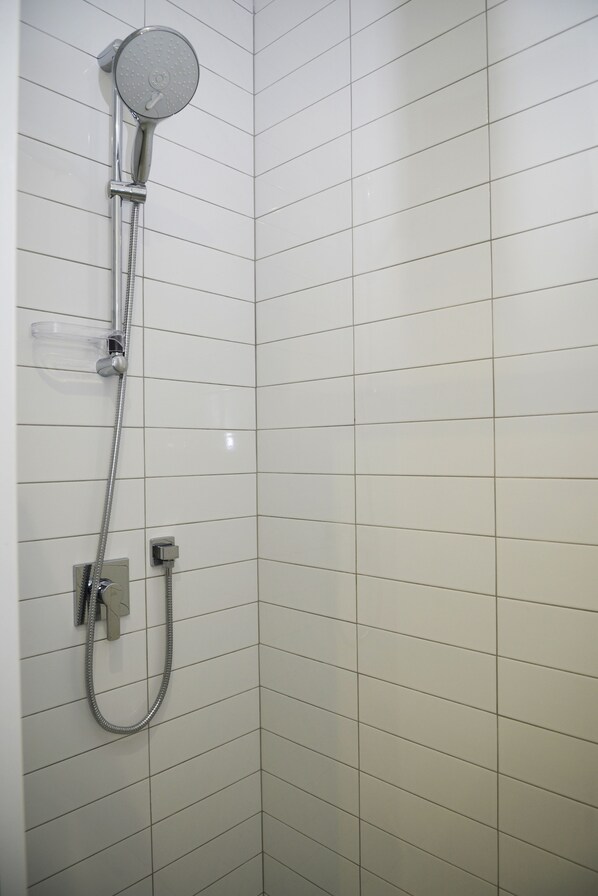 Romantisches Doppel- und Zweibettzimmer, 1 Schlafzimmer, Balkon | Dusche im Bad