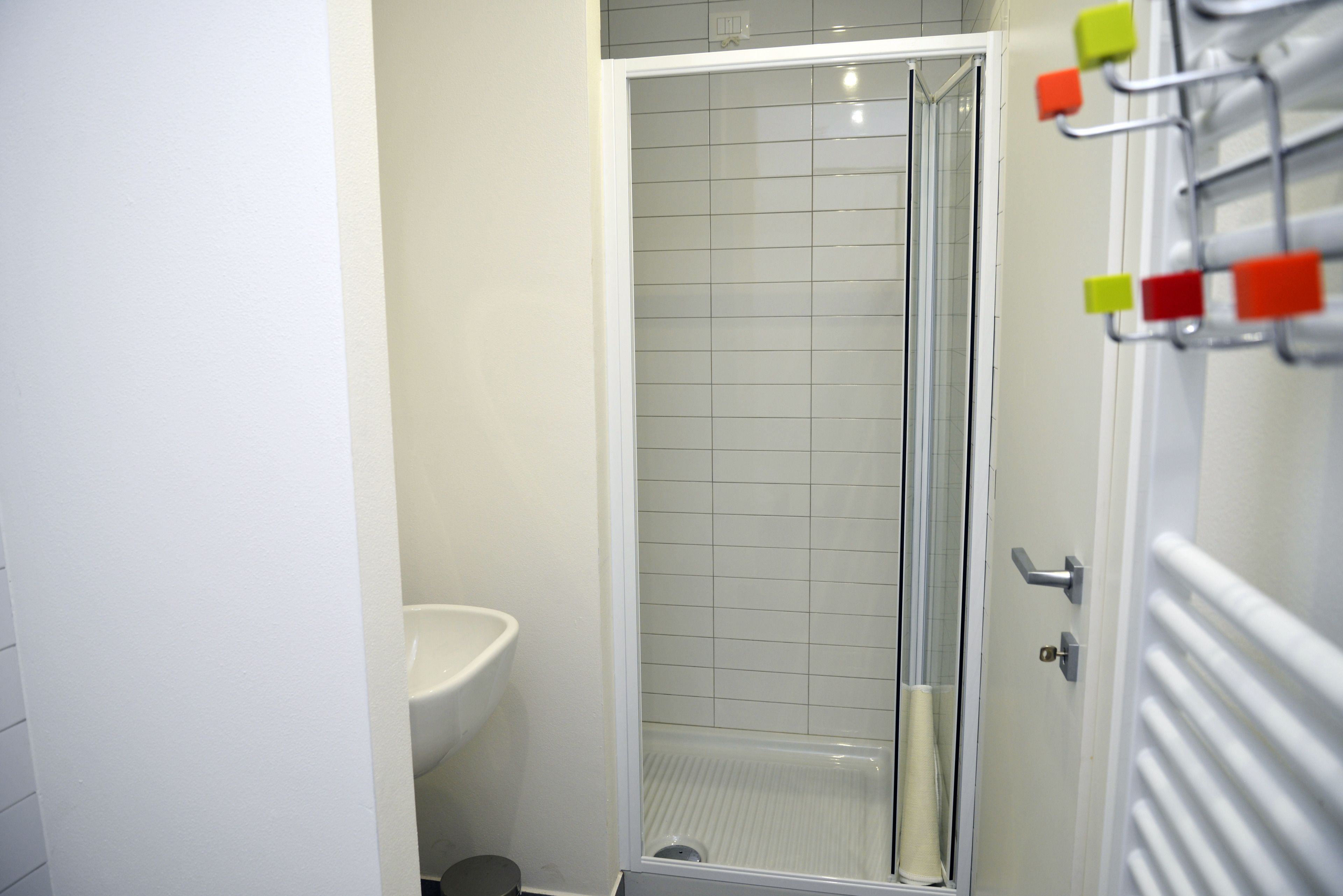 Un baño con ducha, inodoro y lavabo.