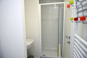 A bathroom with a shower, toilet, and sink. - La Casa Ritrovata (Marcheno)