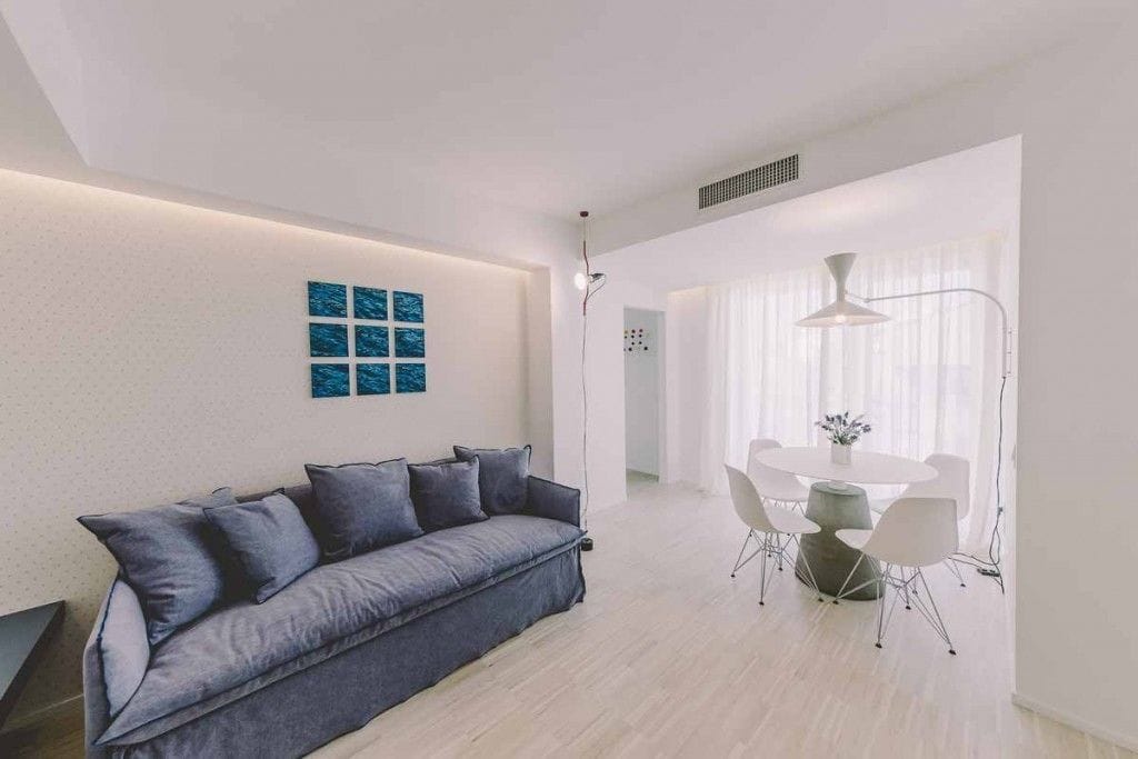 Suíte, 1 quarto, sacada | Área de estar | TV de tela plana 32 polegadas com canais digitais, TV