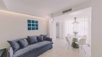 Suíte, 1 quarto, sacada | Área de estar | TV de tela plana 32 polegadas com canais digitais, TV