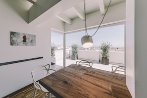 Suite de lujo, varias camas, vistas al mar | Zona de estar | Televisión de pantalla plana de 32 pulgadas con canales digitales