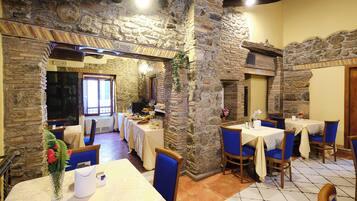 FrĂŒhstĂŒck, Mittagessen, Abendessen, lokale KĂŒche