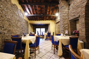 Breakfast, lunch, dinner served; local cuisine - Albergo della Posta (Bracciano)