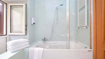 Family Quadruple Room | Bathroom | Shower, free toiletries, hair dryer, bidet