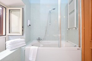 Family Quadruple Room | Bathroom - Albergo della Posta (Bracciano)
