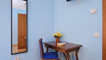 Classic-Dreibettzimmer | Pillowtop-Betten, Schreibtisch, Verdunkelungsvorhänge