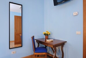 Classic Triple Room | Pillowtop beds, desk, blackout drapes - Albergo della Posta (Bracciano)