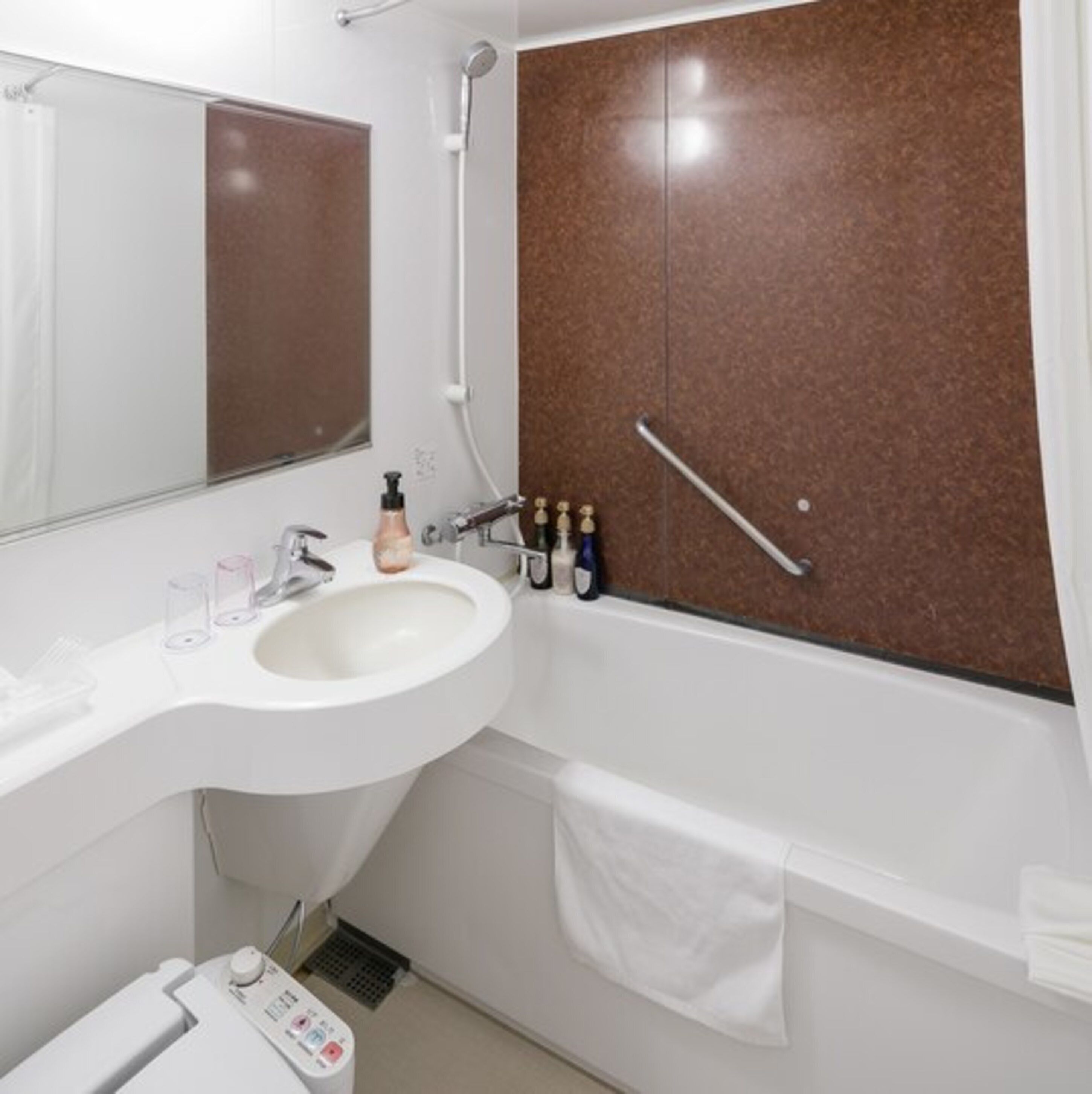 combined shower/bathtub, free toiletries, hair dryer, slippers