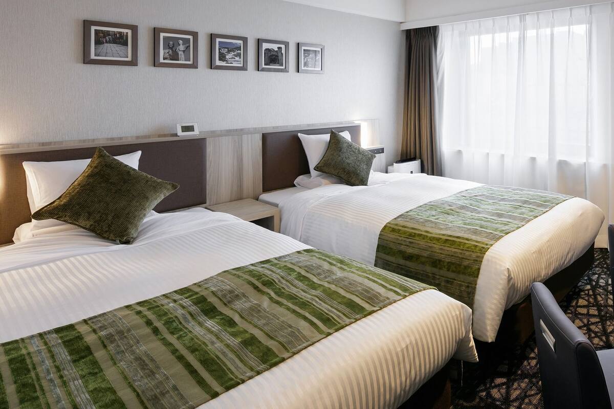 Down duvets, in-room safe, desk, blackout curtains