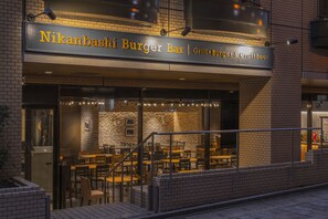 Petit déjeuner, déjeuner et dîner servis sur place