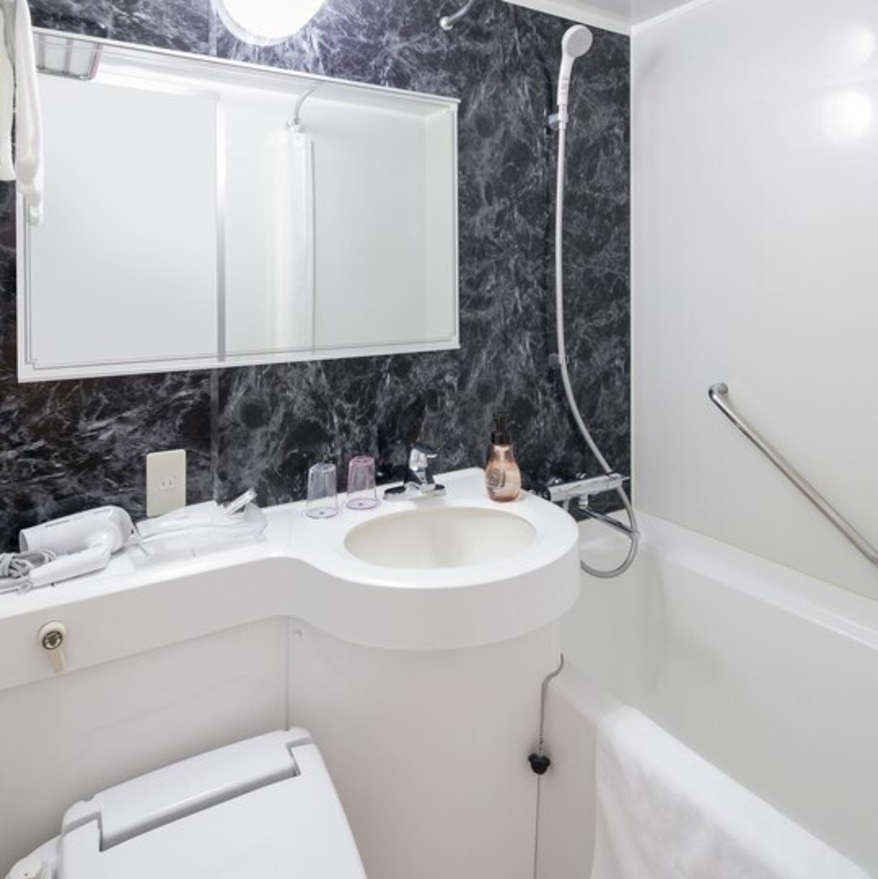 combined shower/bathtub, free toiletries, hair dryer, slippers