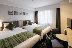 A hotel room with two beds, a desk, a chair, and a television. - HOTEL MYSTAYS Kagoshima Tenmonkan (Kagoshima)