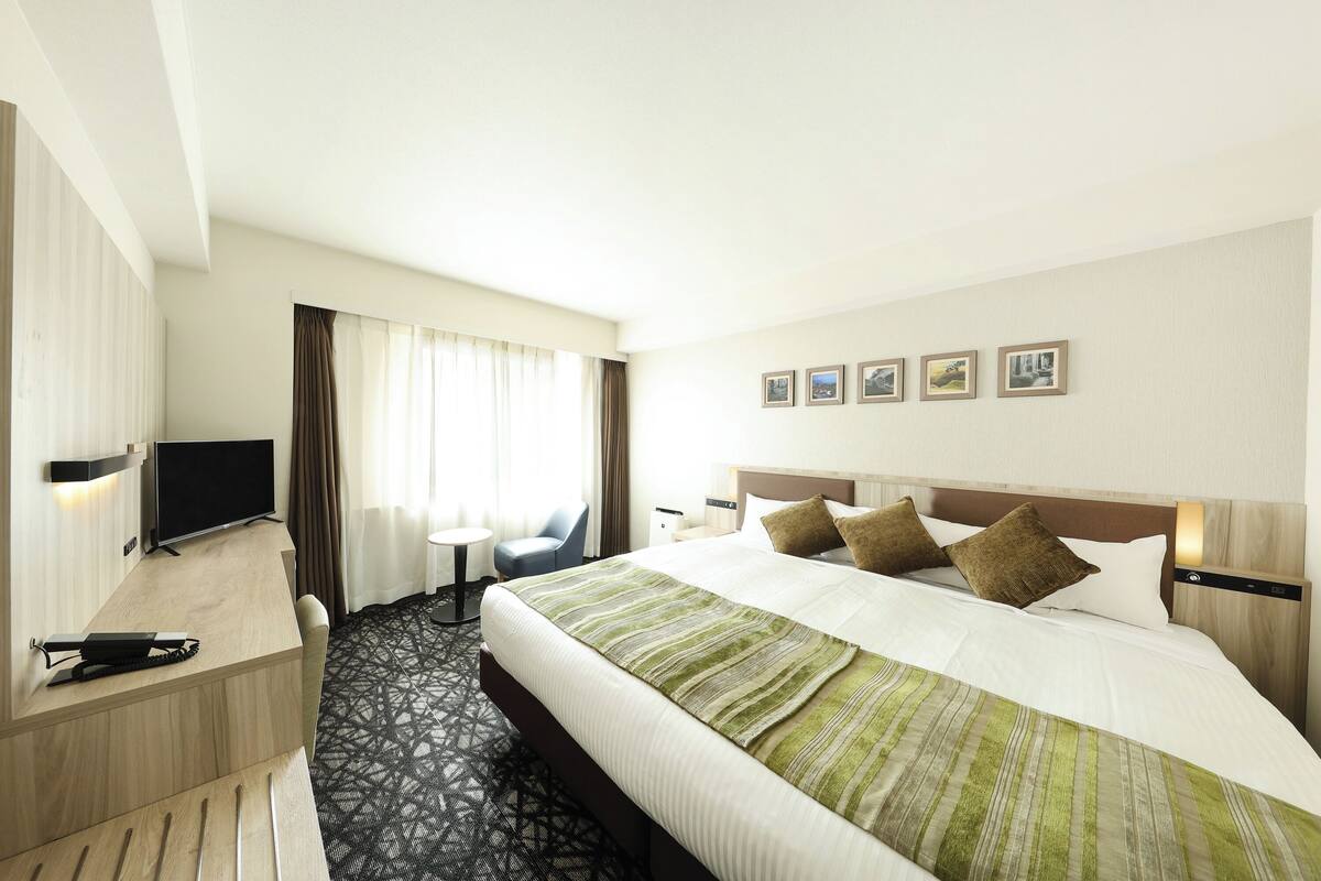 Superior King Room, Non Smoking | Down duvets, in-room safe, desk, blackout curtains