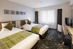 Down comforters, in-room safe, desk, blackout drapes