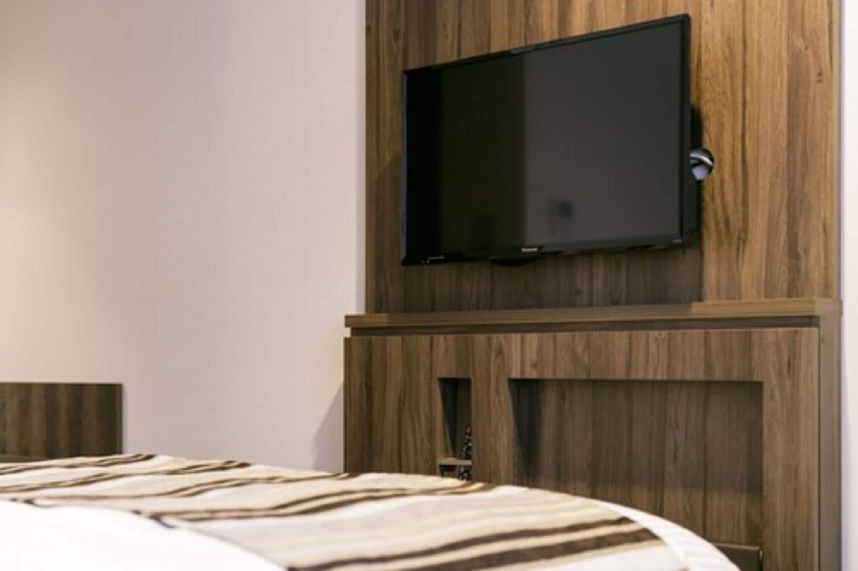 Down comforters, in-room safe, desk, blackout drapes