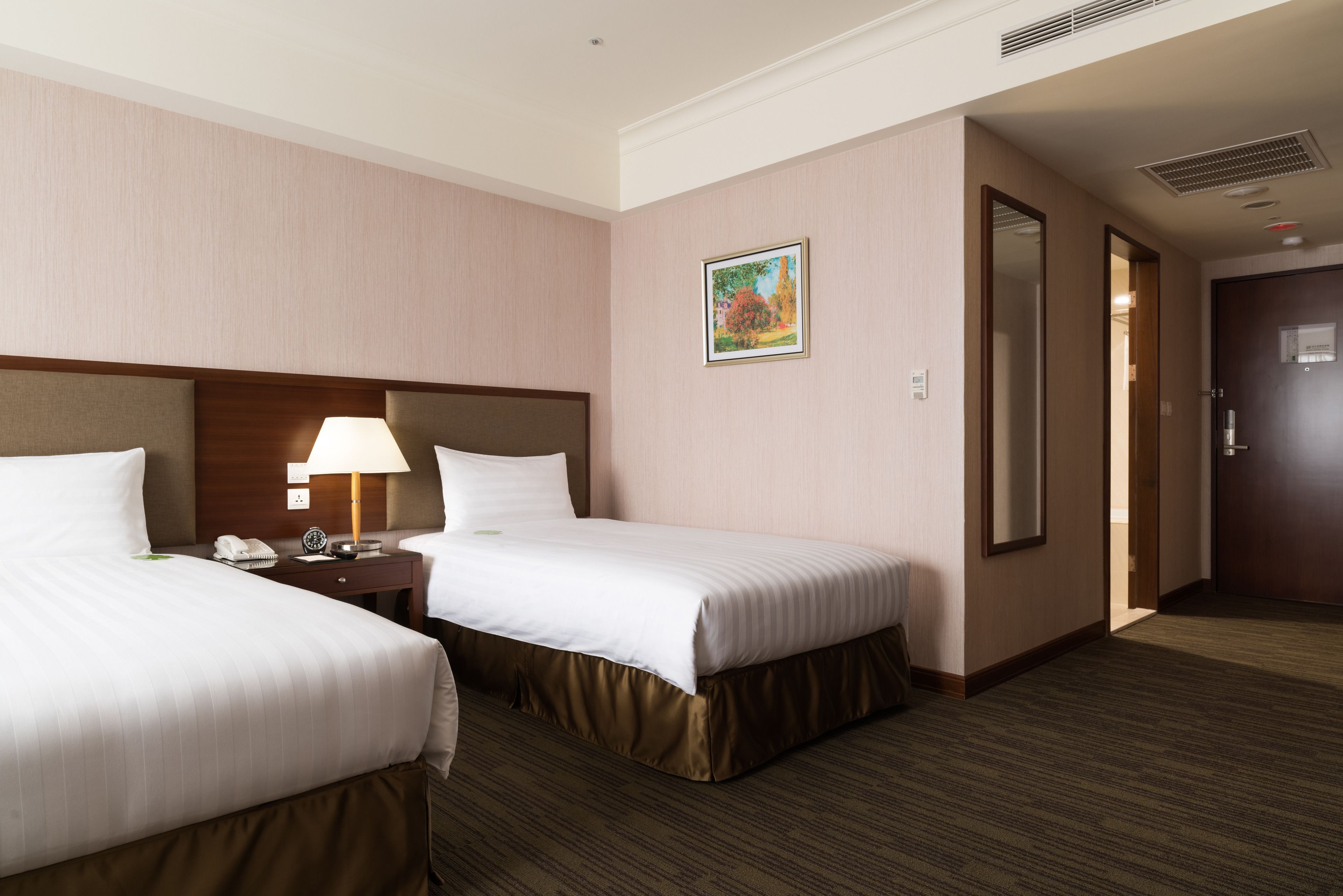 deluxe twin room | 1 bedroom, in-room safe, desk, blackout curtains