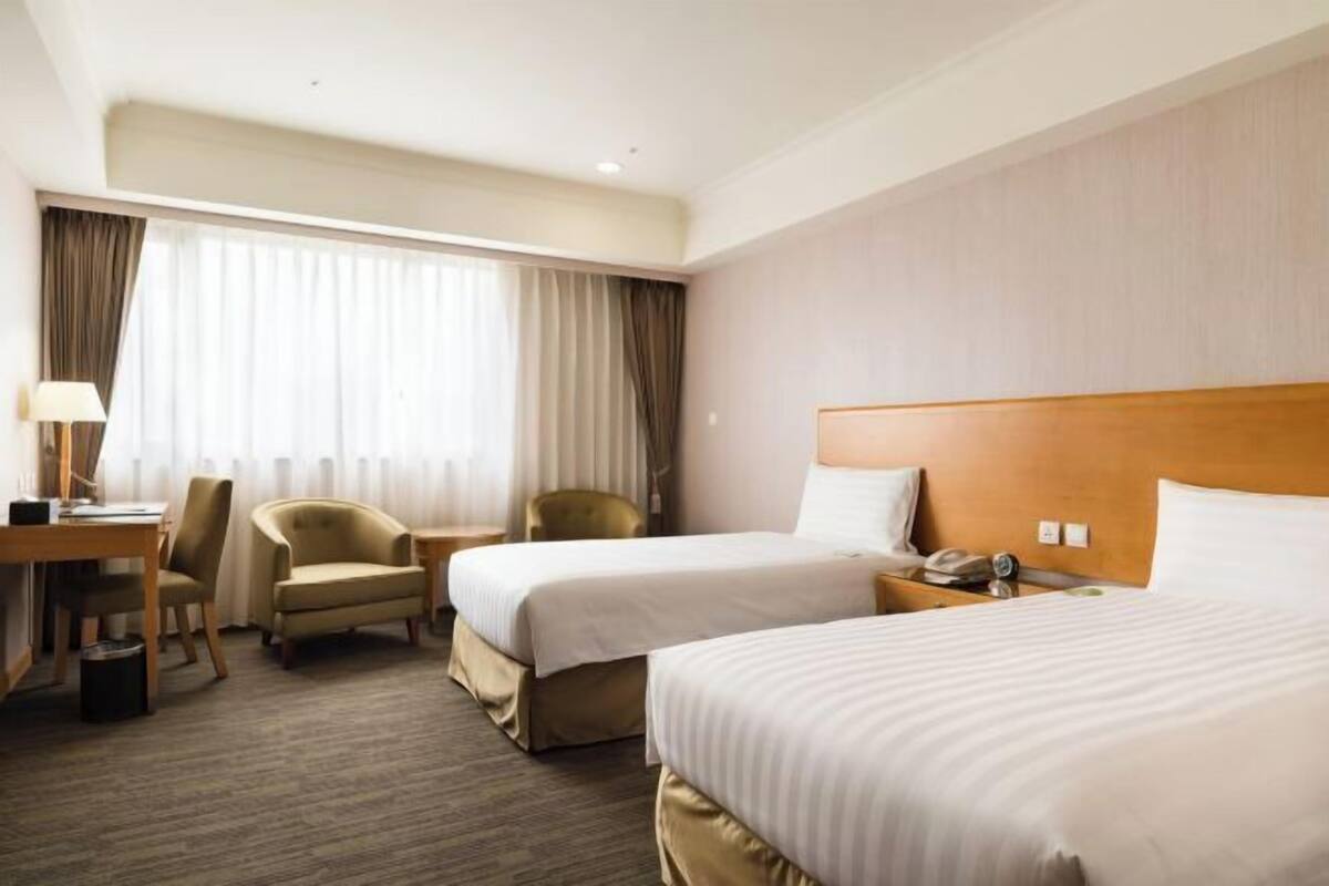 Cofres nos quartos, escrivaninha, cortinas blackout