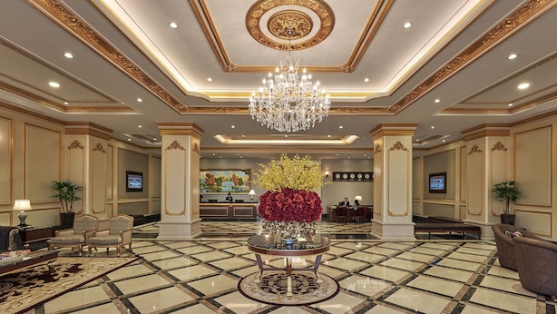 Eine luxuriöse Lobby mit einem prächtigen Kronleuchter, Marmorböden und stilvollem Mobiliar.