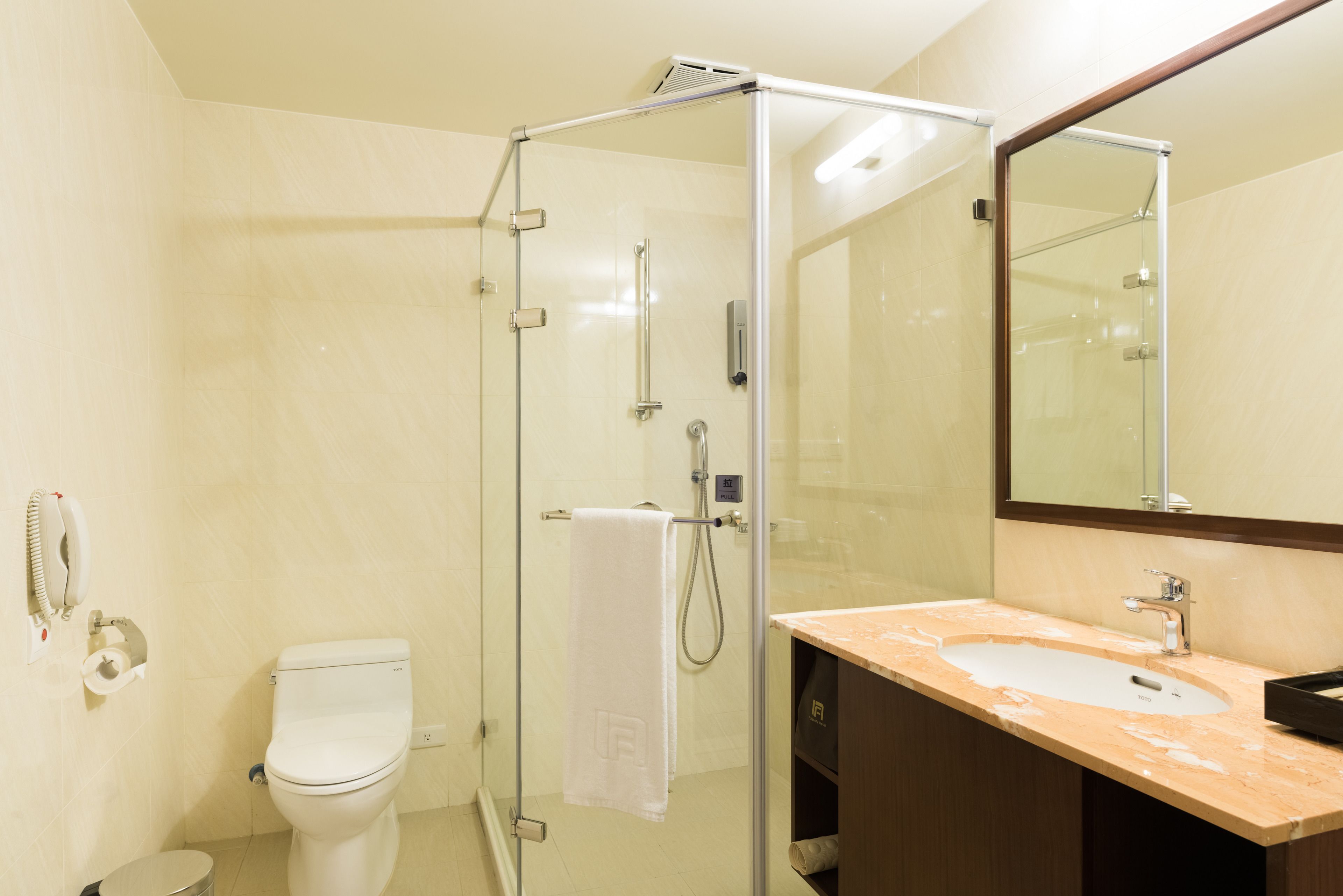 deluxe twin room | 1 bedroom, in-room safe, desk, blackout curtains