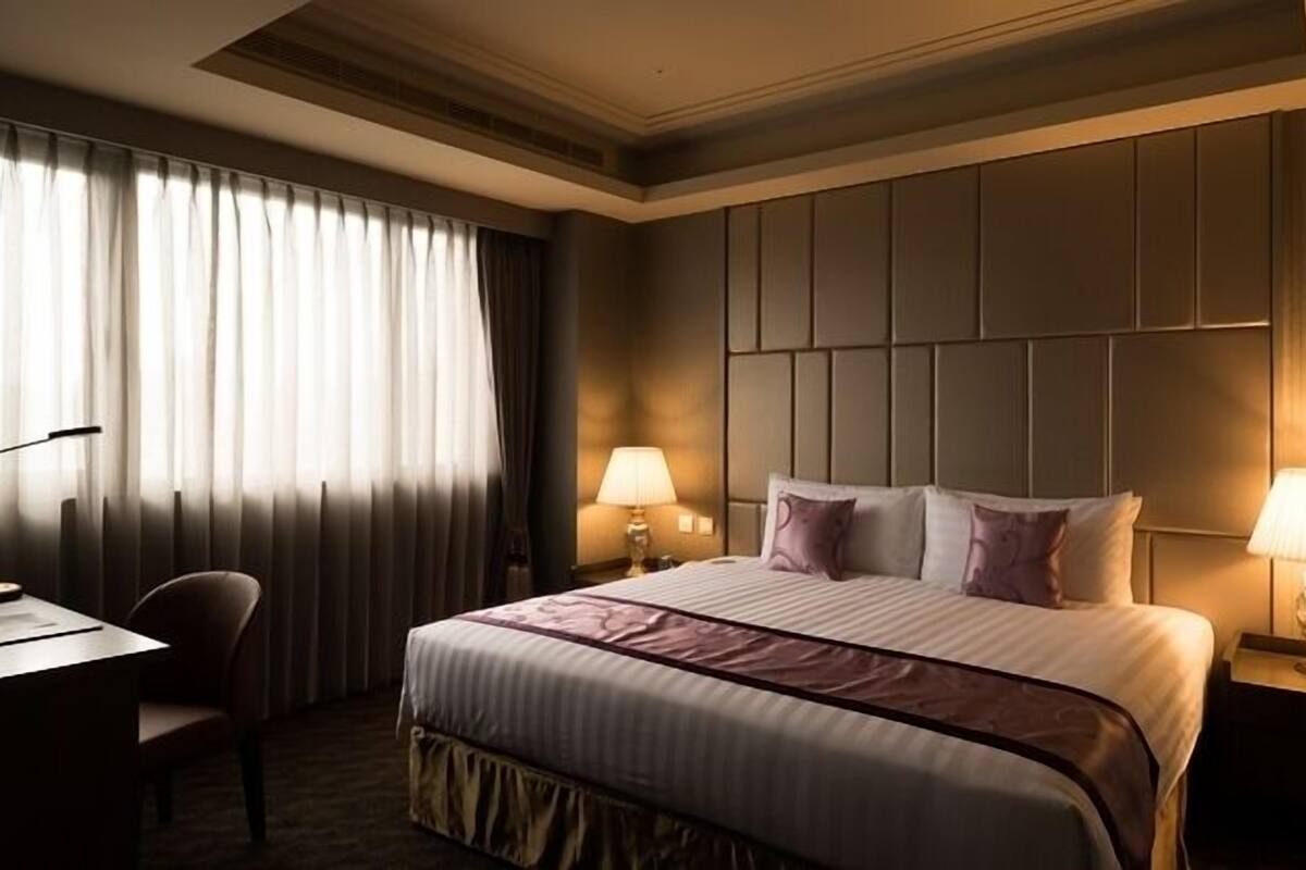 Cofres nos quartos, escrivaninha, cortinas blackout