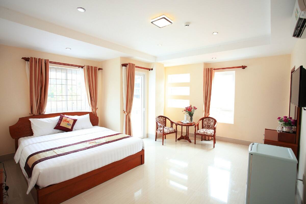 Minibar, bàn, màn/rèm cản sáng, truy cập Internet không dây miễn phí 