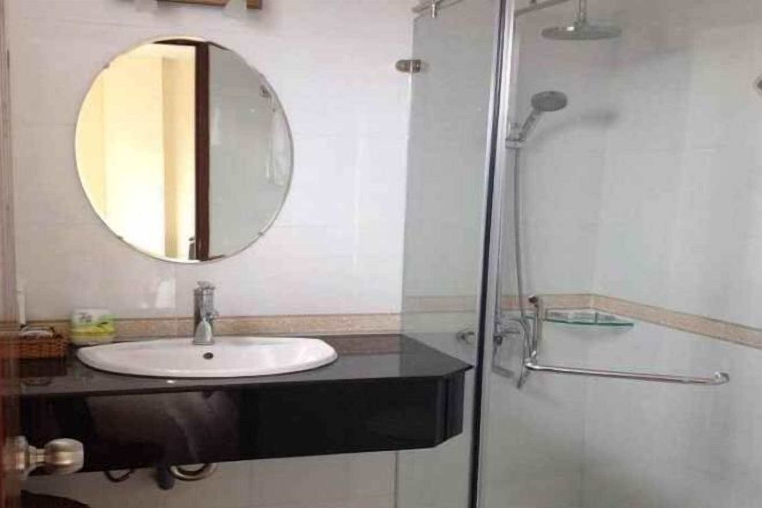 浴室 | 淋浴設備、水療按摩蓮蓬頭、名牌盥洗用品、吹風機