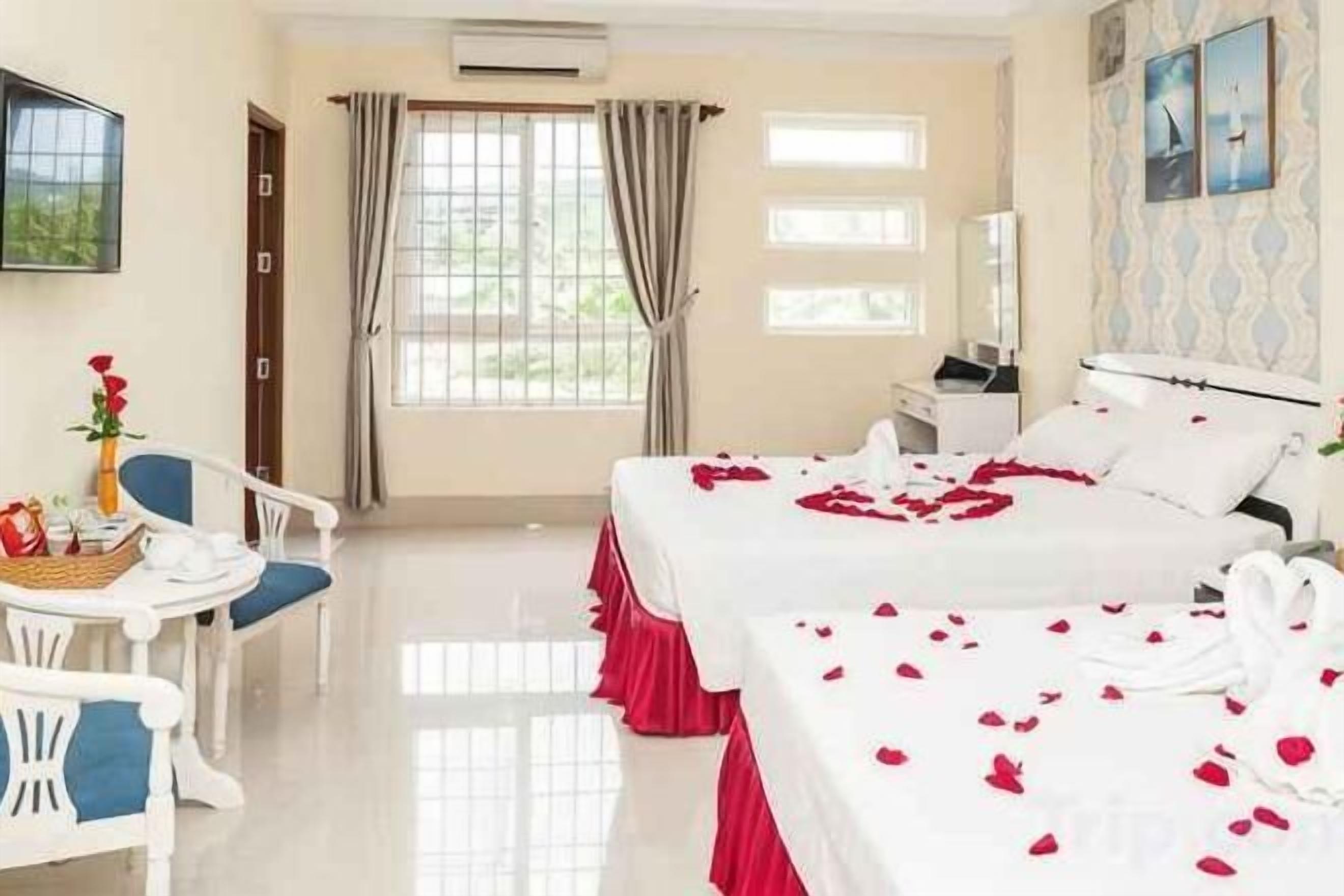 Een minibar, individueel gemeubileerd, een bureau