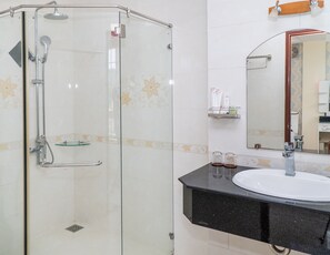 Shower, hydromassage showerhead, designer toiletries, hair dryer - Sun and Sea Hotel Phu Quoc (Phu Quoc)