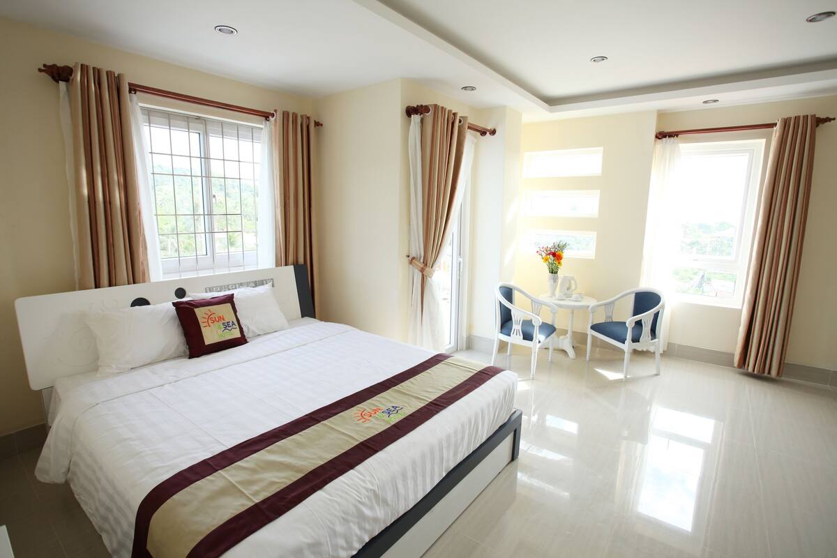 Minibar, bàn, màn/rèm cản sáng, truy cập Internet không dây miễn phí 