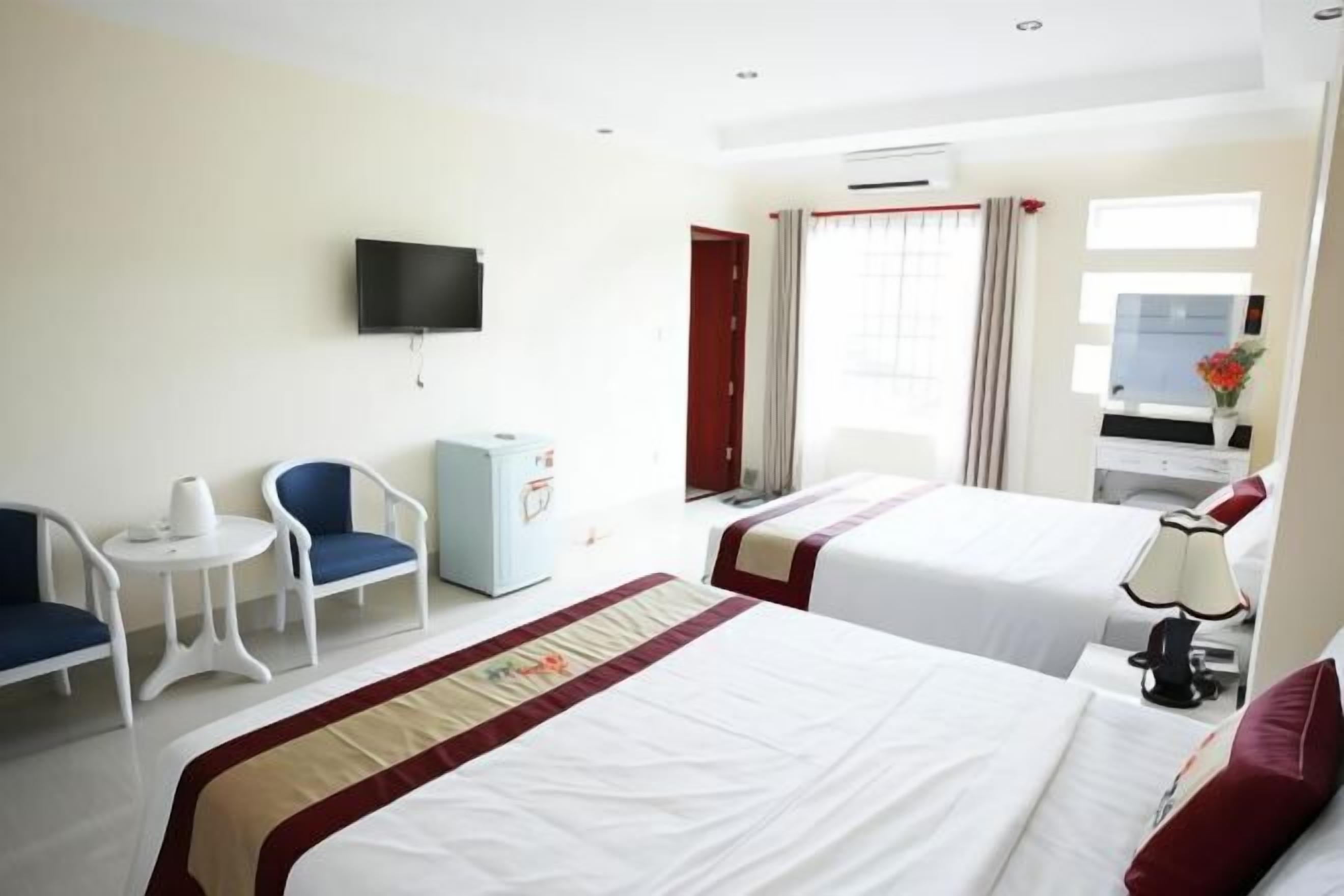 Minibar, ameublement personnalisé, bureau, rideaux occultants