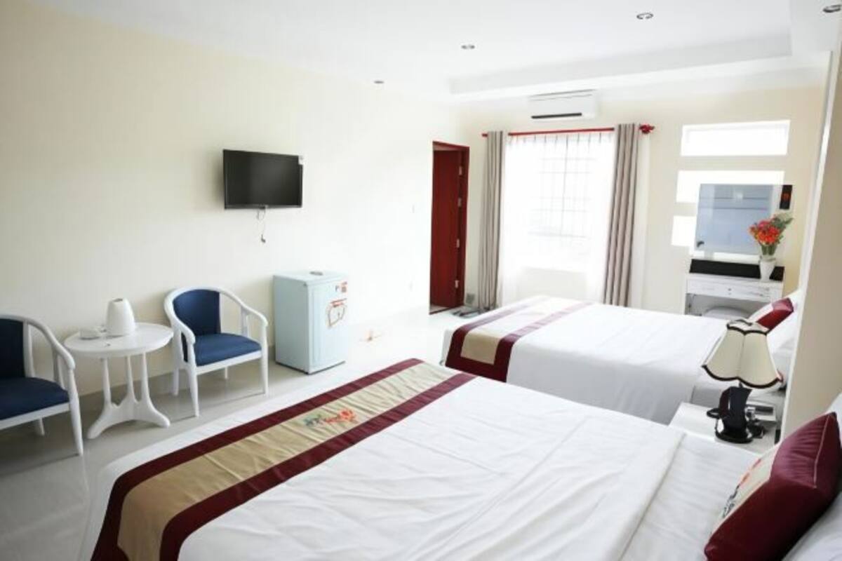 Minibar, muebles diferentes, escritorio y cortinas blackout