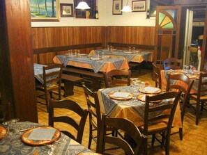 Lunch and dinner served - Badiaccia Camping Village (Castiglione del Lago)