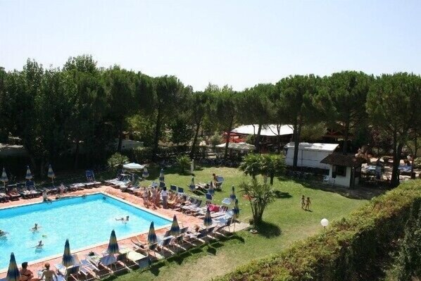 2 outdoor pools, a lap pool