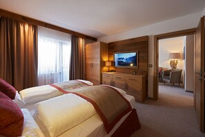 Peralatan tempat tidur premium, bar mini, peti besi dalam bilik, meja