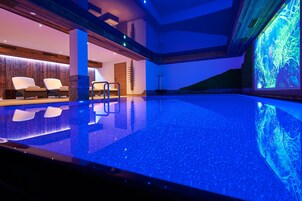 Indoor pool, sun loungers