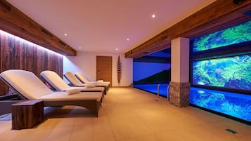 Piscine couverte, chaises longues