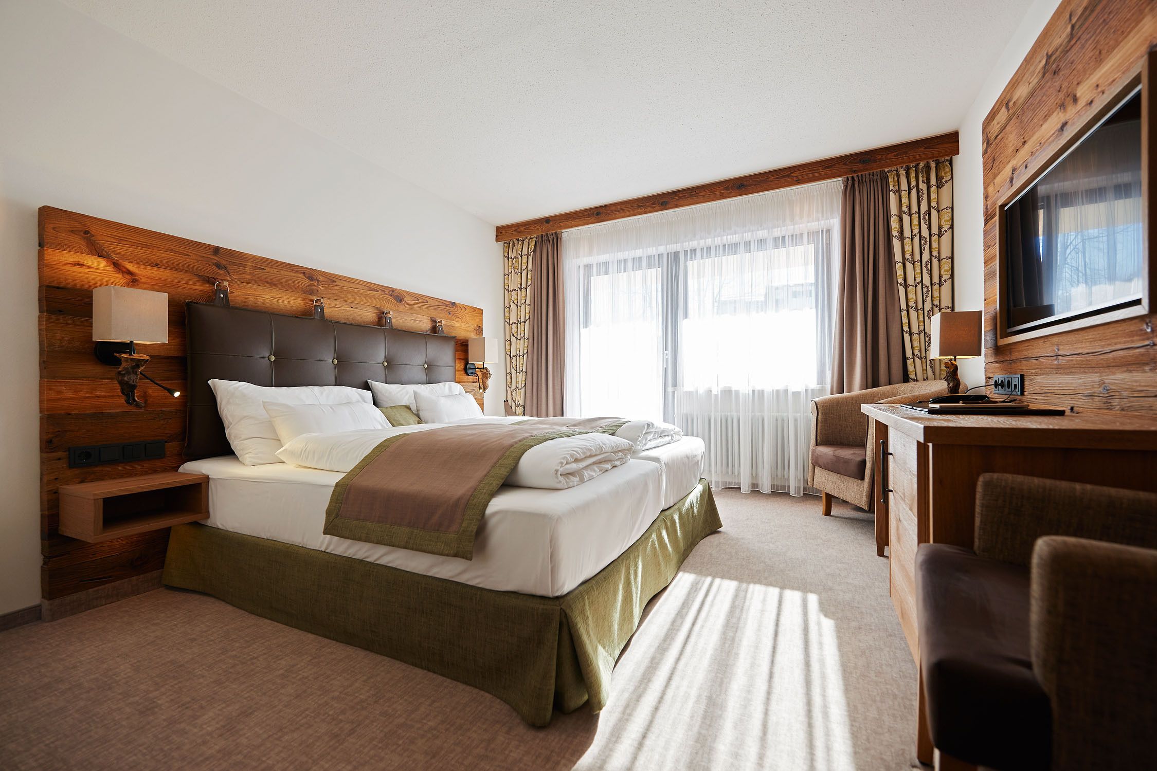 Hochwertige Bettwaren, Minibar, Zimmersafe, Schreibtisch