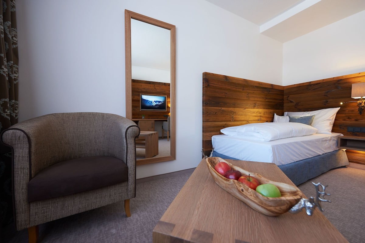 Einzelzimmer, Blick auf den Innenhof (ohne Balkon) | Hochwertige Bettwaren, Minibar, Zimmersafe, Schreibtisch