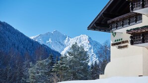 A snow-covered mountain with a hotel named "Boutique Hotel Herzglöckl" in the foreground. - Boutique Hotel Herzhof Garni - Apartments (Mittelberg)