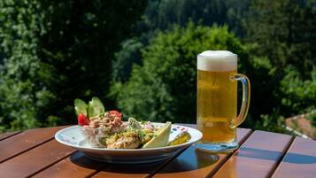 2 restaurants, lunch, dinner served; Regional cuisine