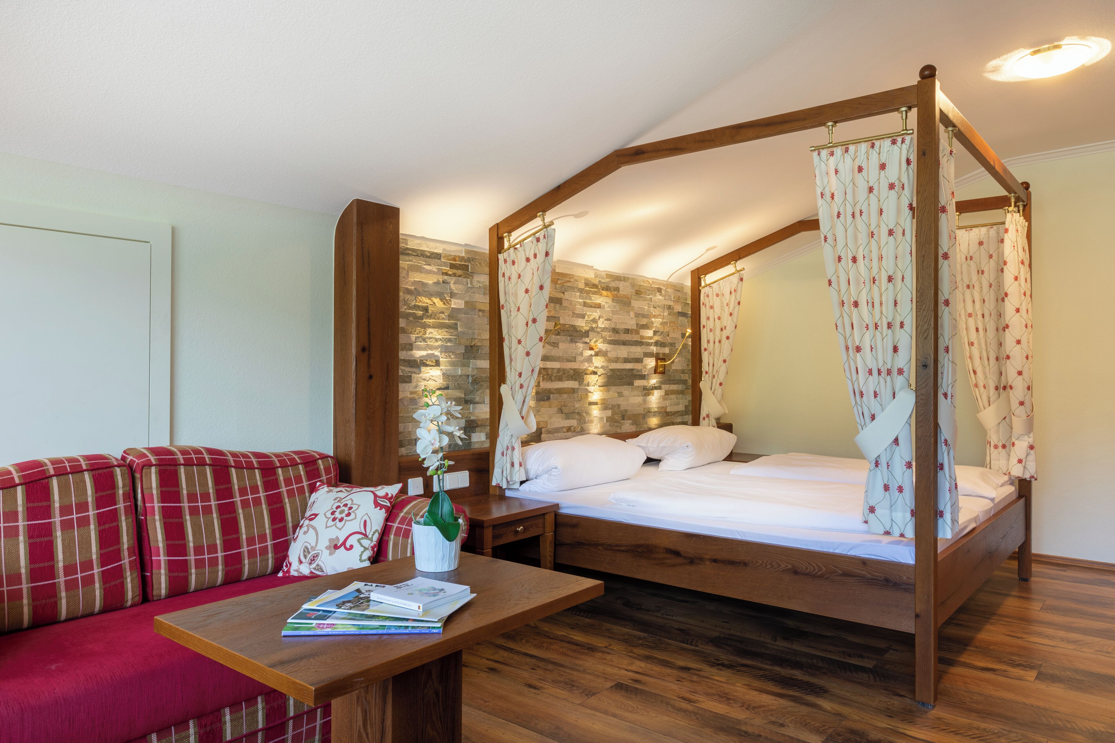 Doppelzimmer mit Himmelbett | Verdunkelungsvorhänge, kostenloses WLAN, Bettwäsche