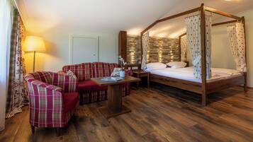 Double room with four-poster bed