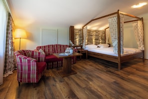 Double room with four-poster bed