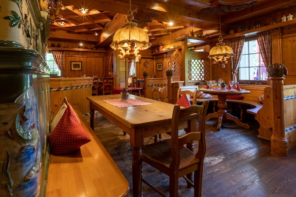 2 restaurants; lunch and dinner served