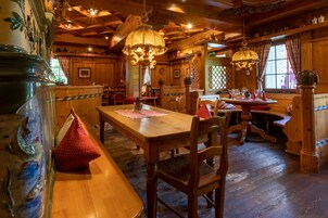 2 间餐厅，供应午餐和晚餐，地区菜